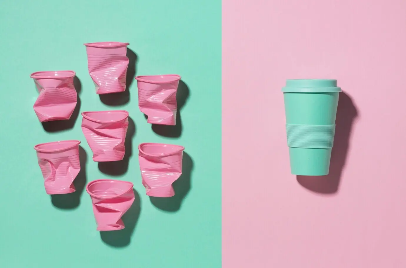 Draufsicht auf eine Auswahl an Plastikbechern auf dem Tisch