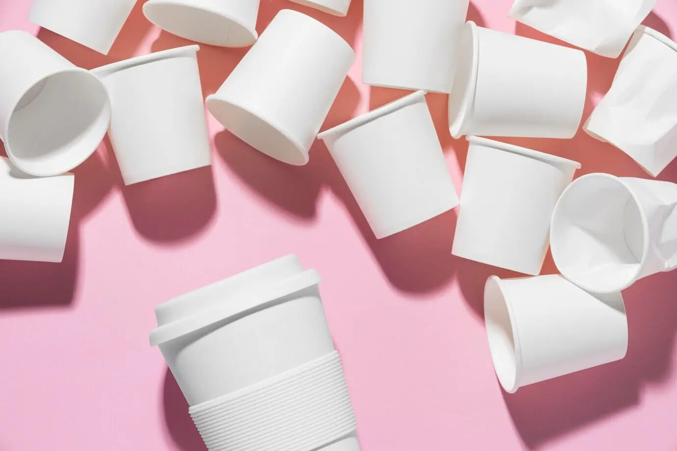 Nahaufnahme einer Sammlung von Plastikbechern